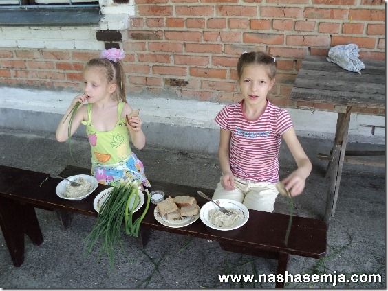 На свежем воздухе все особенно вкусно. Каша с луком и на свежем воздухе очень вкусная