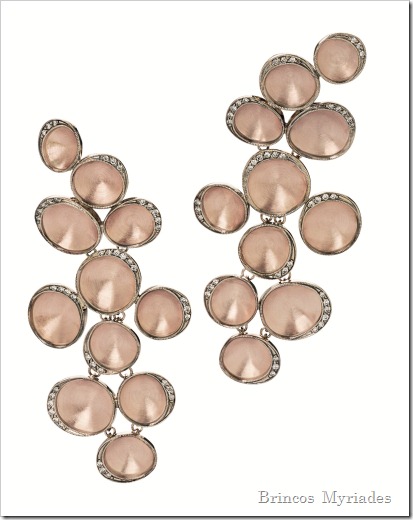 Brincos grandes de ouro rosé texturizado com detalhes de Ouro Nobre e diamantes