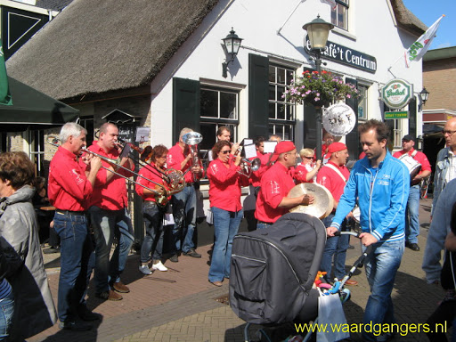 De Waardgangers tijdens de Braderie van Winkelhof Bergambacht op 27-08-2011