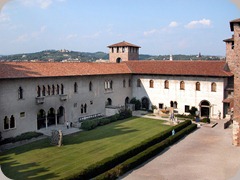 Castelvecchio_-_cortile Castelvecchio_-_cortile