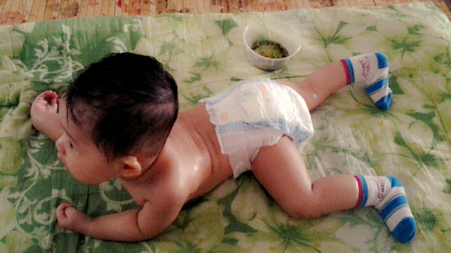 Gambar wanita sedang batuk berkarak