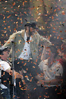 Los cantantes Alejandro Sanz (i) y Juanes (d) alzan al músico Juan Luis Guerra (c) en el concierto "Un canto de esperanza por Haití" en Santo Domingo (R. Dominicana)