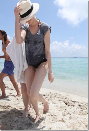 Anne Hathaway Anne Hathaway Ringless Miami pg_AO1wBXw6l