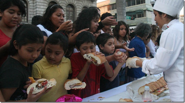 La gente degustando la torta La gente degustando la torta