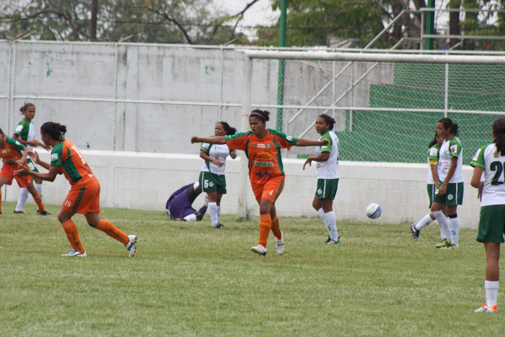 [balon%2520al%2520fondo%2520del%2520arco%2520escuintla%255B4%255D.jpg]
