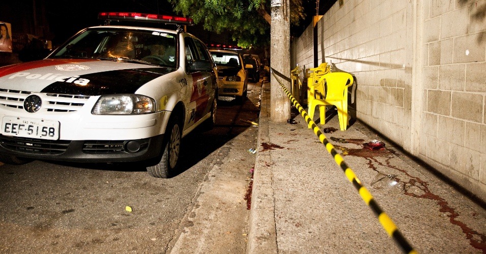 [26out2012---tres-pessoas-foram-baleadas-na-rua-ji-parana-zona-leste-de-sao-paulo-sp-1351240993073_956x500%255B3%255D.jpg]