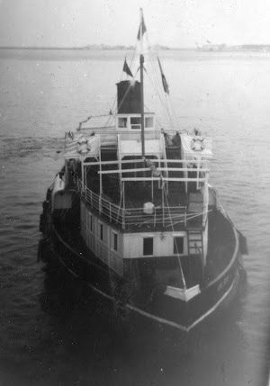 El tender GIBEL DERIF (III), antes tender CAID, tomada desde el HMS DUNERA. Foto Flickr.jpg