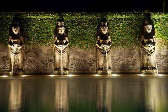 Tribute-To-Peeing-Statues-82