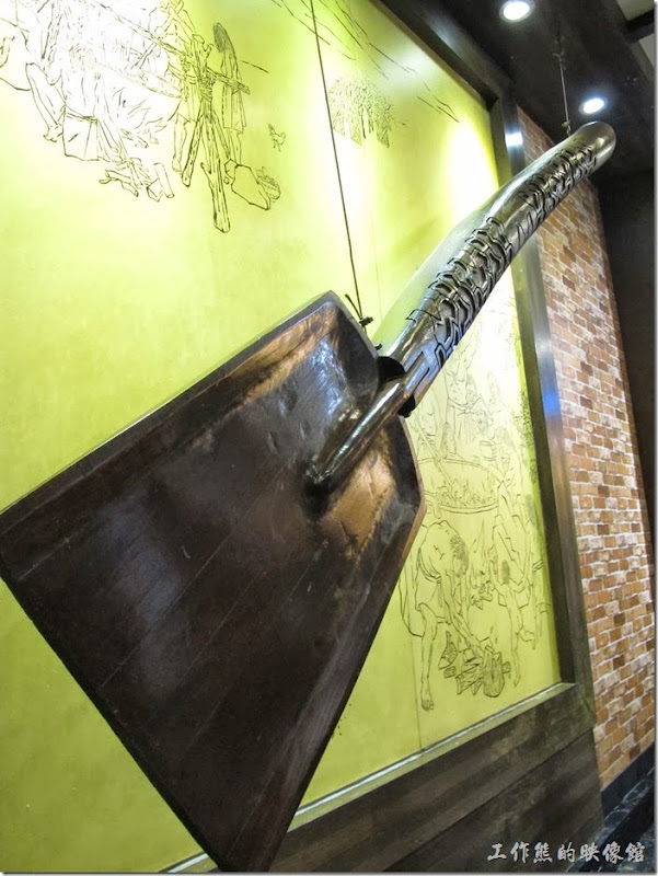 一進到「干鍋居」餐廳大門就可見這大木鏟,相傳這就是干鍋雞好味道的來源。 上海-干鍋居(貴州黔菜)