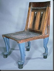 Silla estable en madera de ebano y policromada, patas imitando a las garras de un leon Silla estable en madera de ebano y policromada, patas imitando a las garras de un leon