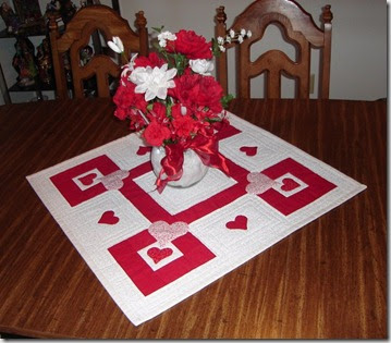 Pine Point designs: Valentine Table Topper–free quilt pattern