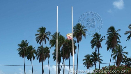 Le drapeau marquisien est mis en berne, symbolisant la mort future de l'île. 20111101100801-(2)