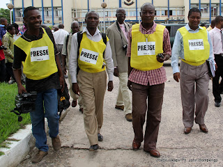 Des dossards de presse distribués le 24/11/2011 au commissariat général de la PNC à Kinshasa par Journaliste en danger (JED). Radio Okapi/ Ph. John Bompengo