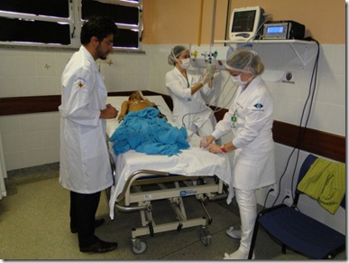 Professor Fernando orientando estagiárias da Faculdade AGES na assistência aos pacientes do Hospital de Lagarto.