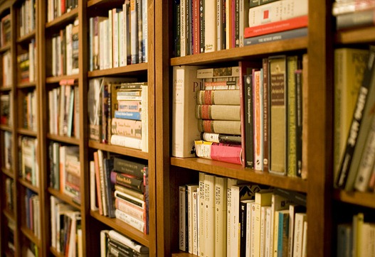 800px-Bookshelf