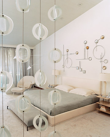 I love the use of this futuristic screening in a bedroom.