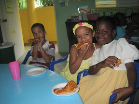 Anthony, Yunairis and Nelisa eating their slices
