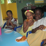 Anthony, Yunairis and Nelisa eating their slices