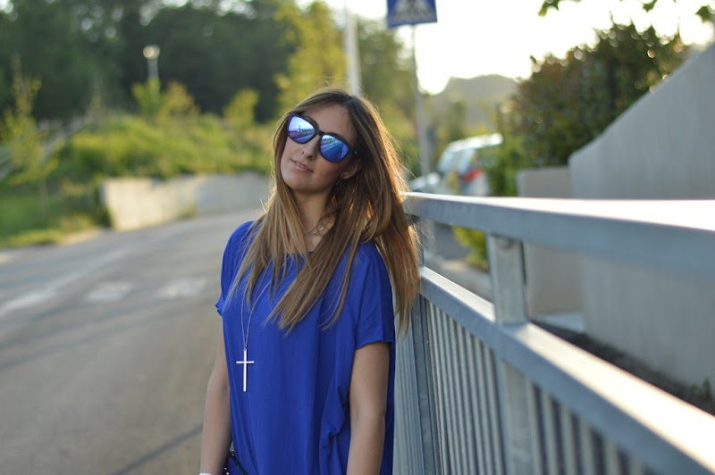 Italian fashion blogger, Oakley sunglasses, Oakley Frogskin, cross necklace, Topshop necklace, royal blue, navy blue