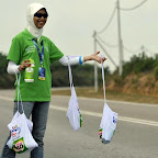 Nabila Syuhaidar, just married with Haidar Anuawar, handing out drinks, H3O drink from Herbalife, for the riders from the Herbalife Marco Polo Cycling Team. (photo: Tour de Langkawi)