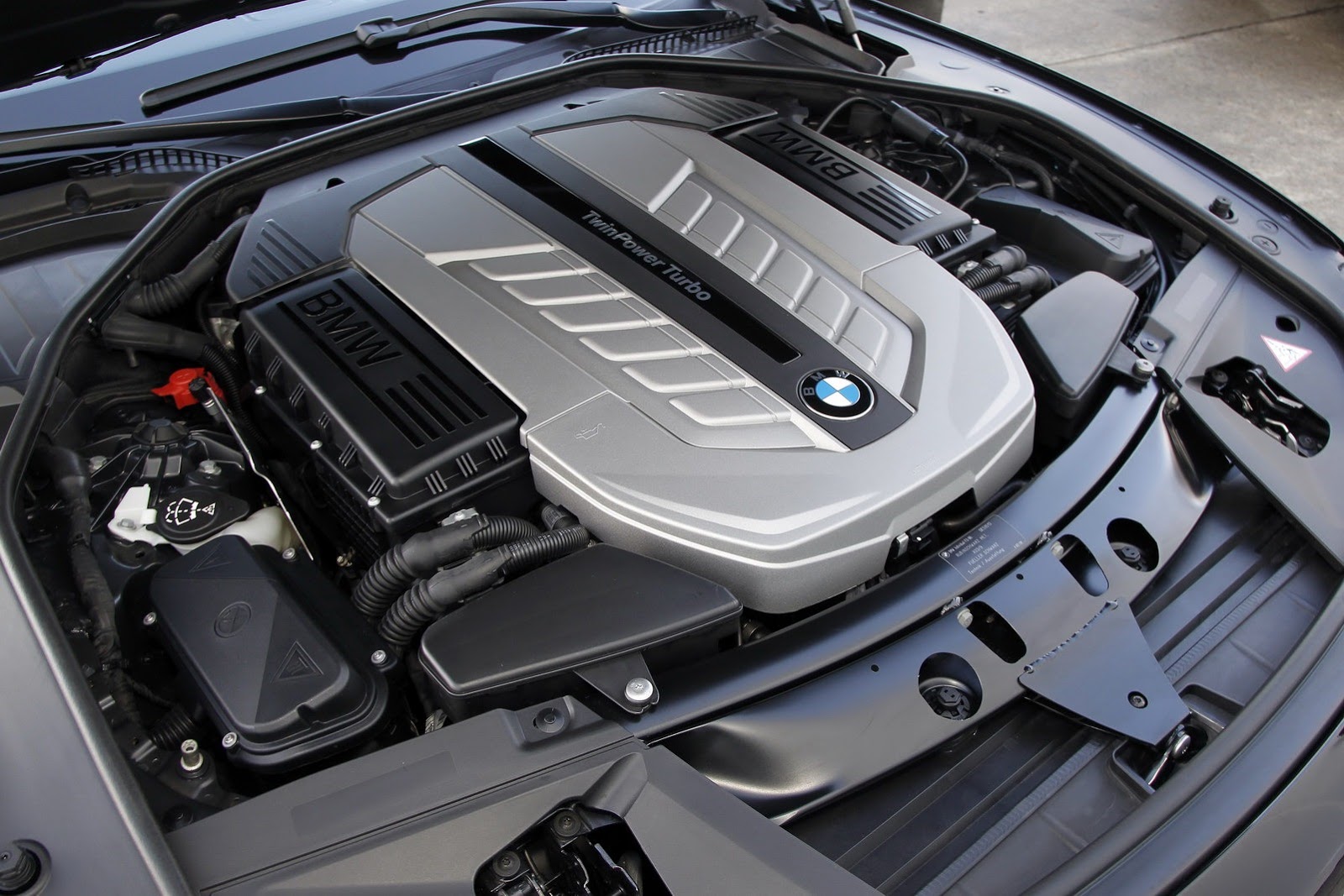 [BMW-V12-7-Series-42%255B2%255D.jpg]