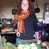 Una sonriente cocinera consciente