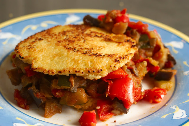 "Burger" de semoule à la ratatouille / Couscous "burger" with ratatouille - http://cuisine.palats.org/coinblog/2011/08/burger-de-semoule-a-la-ratatouille-couscous-burger-with-ratatouille/