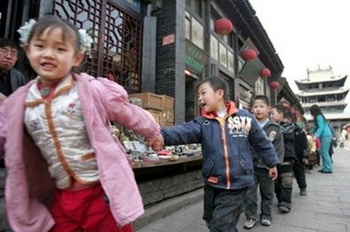 Children walk along a street in the ancient city of Pingyao, in 2006. Authorities have closed schools in Pingyao and another town after industrial waste contaminated the water supply for 200,000 residents, officials and state media say. AFP / File / Frederic J. Brown
