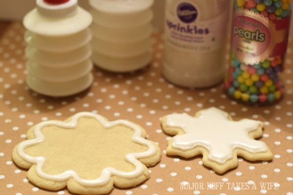 Sugar Cookies - How to make icing and how to frost. Christmas Snowflake Sugar Cookies : How to make icing and decorate. A wonderful step by step tutorial on how to make icing. You won't believe how easy it is to make! One of your favorite Christmas Cookie recipes will look stunning and elegant and truly worthy of gift giving! Because who doesn't love sugar cookies? Part of the Holidays Made Easy blog series. #HolidaysMadeEasy Sugar Cookies How to make icing and how to frost. Christmas Snowflake Sugar Cookies : How to make icing and decorate. A wonderful step by step tutorial on how to make icing. You won't believe how easy it is to make! One of your favorite Christmas Cookie recipes will look stunning and elegant and truly worthy of gift giving! Because who doesn't love sugar cookies? Part of the Holidays Made Easy blog series. #HolidaysMadeEasy