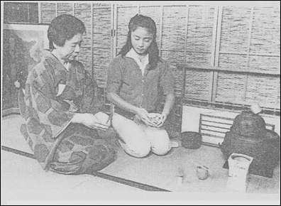 mãe ensina filha a preparar o chá ritual japonês do ch