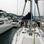 Unser schaukliger Hafenplatz in der 1°15 Marina - im Hintergrund Kräne des Container-Hafens.