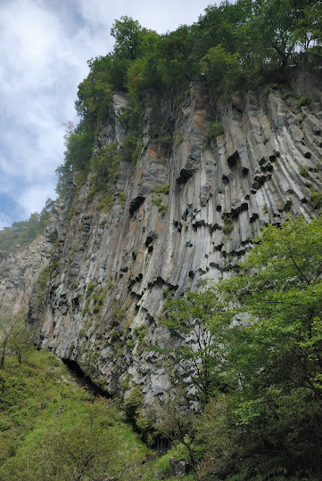 柱状節理の大岩壁