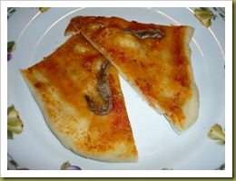 Pizza di pasta madre con alici in salsa piccante e origano (8)