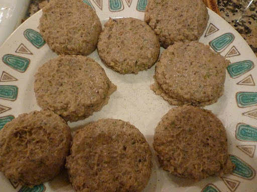 Here the patties have been lightly flattened. Now they go into the fridge for 30 minutes to firm up.
