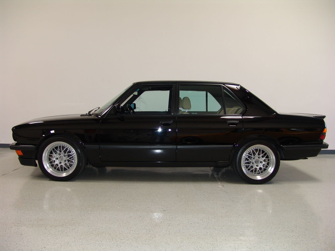 [1988-BMW-M5-Carscoop9%255B2%255D.jpg]
