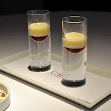 Shot au sirop dérable, crème et sabayon au cava. Cest bon, surtout grâce au sirop dérable dont le goût reste longtemps en bouche, mais cest un peu étrange comme saveur pour débuter un repas.