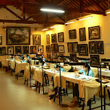Atelier de broderie de la soie. Les rendus sont les tableaux brodés que lon voit derrière. Il faut 2 à 3 mois pour faire un tableau.
