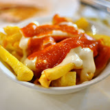 Patatas bravas. De bonnes frites, une bonne dose daïoli et de sauce légèrement piquante, très bien.