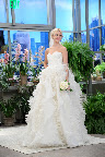 Oscar's best-selling gown of all time, complete with pleats and ruffles, is made of ivory silk organza. Oscar's best-selling gown of all time, complete with pleats and ruffles, is made of ivory silk organza.