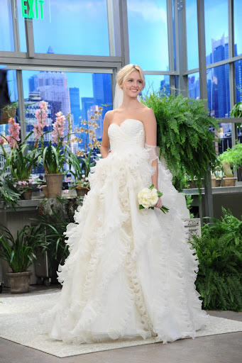 Oscar's best-selling gown of all time, complete with pleats and ruffles, is made of ivory silk organza. Oscar's best-selling gown of all time, complete with pleats and ruffles, is made of ivory silk organza.