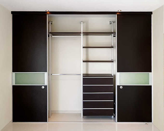 Vestidor status con cajoneras, alhajeros, entrepaños zapateras, basado en poste de aluminio en melamina color chocolate con puertas de aluminio con cristal. marca Orbis home