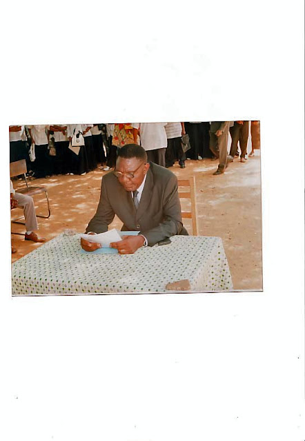 17-05-2007-2249-59_edited.jpg - M. Zadio Lutumba, avait représenté l'A.O.E à l'inauiguration de la bibliothèque scolaire de Boma, ex-colonie scolaire de Boma.