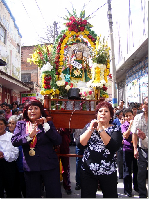 alcaldesa provincial rosa vasquez cuadrado carga la imagen de san juanito en procesión