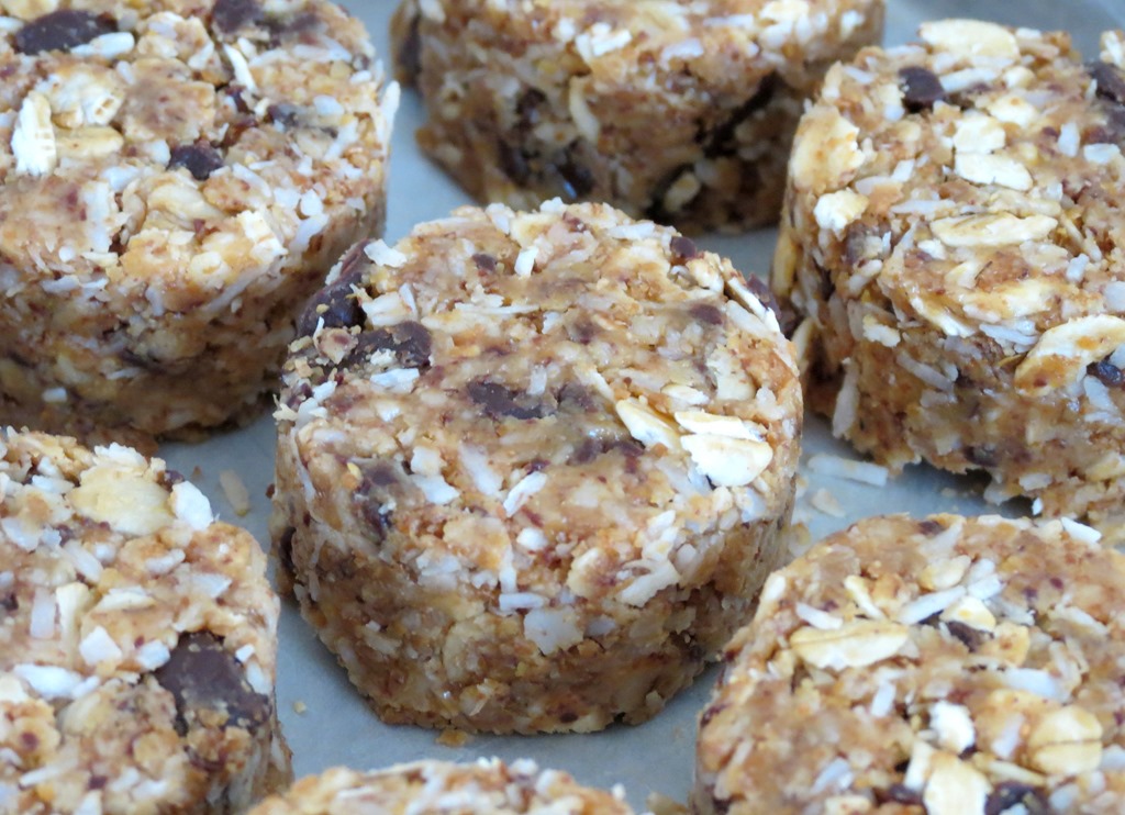 [No%2520Bake%2520Peanut%2520Butter%2520Chocolate%2520Energy%2520Bites%25202%255B4%255D.jpg]