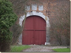 Sint-Truiden, Bernissem: Commanderij van Bernissem: Boven de poort ziet men wapenschilden. Zie http://nl.wikipedia.org/wiki/Commanderij_van_Bernissem