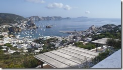 Blick über Ponza nach NW (Isola di Zannone im Hintergrund rechts) von Marina's Haus