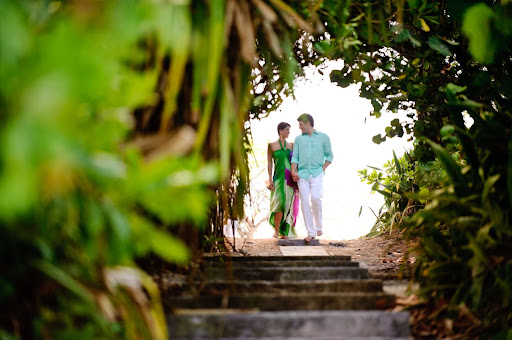 Erin and Jeffrey took a walk around town (and posed for some pre-wedding photos).