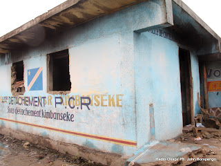 – Un poste de la police de roulage saccagé par des manifestants le 9/12/2011 à Kinshasa-Kimbaseke, lors de la publication de la victoire de Joseph Kabila par la Ceni. Radio Okapi/ Ph. John Bompengo
