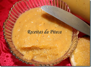 Doce de dióspiros e maçãs-perto