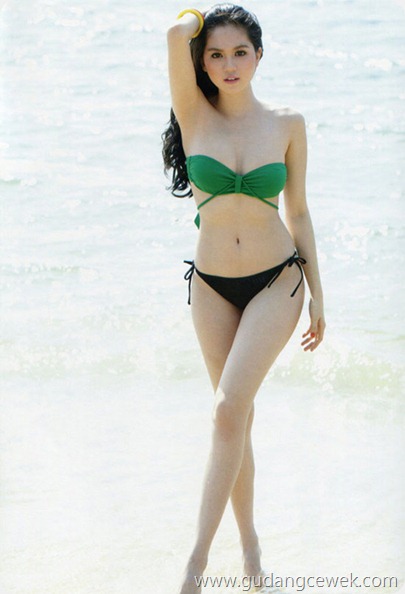 Vietnam Hot Model Ngoc Trinh With Bikini || gudangcewek.com
